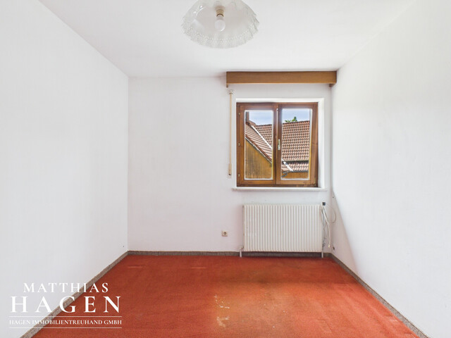 Großzügige Familienwohnung mit Garten, Loggia und Garage