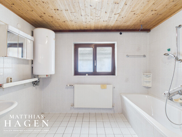 Großzügige Familienwohnung mit Garten, Loggia und Garage