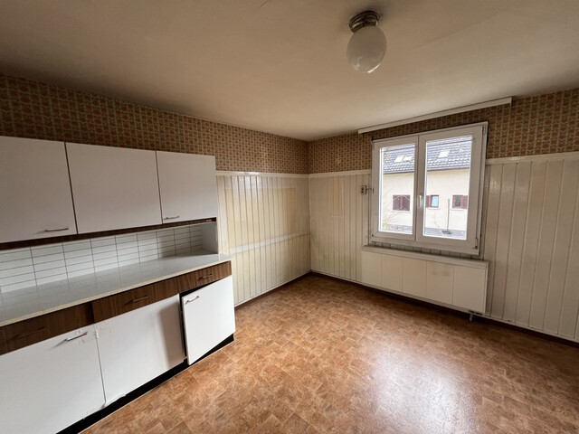 CHARMANTES EINFAMILIENHAUS MIT GROSSEM GRUNDSTÜCK