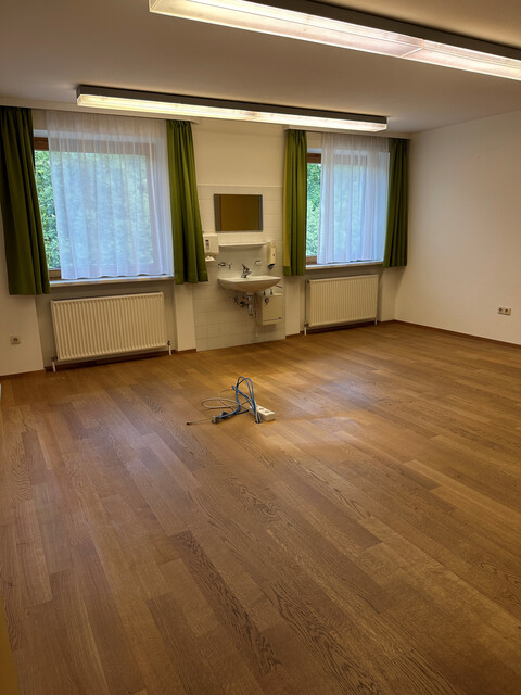 Große Geschäftsräumlichkeit in gepflegtem Zustand 