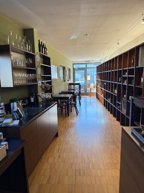 Schönes Geschäftslokal mit Parkplatz in zentraler Lage zu vermieten