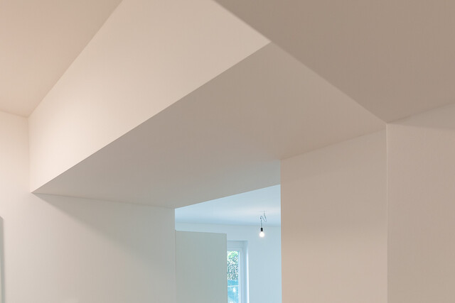 Luxuriöse 3 Zimmer Gartenwohnung in Stickerei Villa Raumhöhe 3m mit überdachter Terrasse und Privatgarten & Carport - Top Ausstattung!