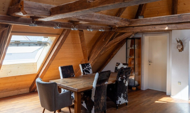 Charmante , helle Dachgeschosswohnung mit Galerie 