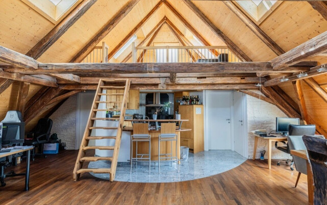 Charmante , helle Dachgeschosswohnung mit Galerie 