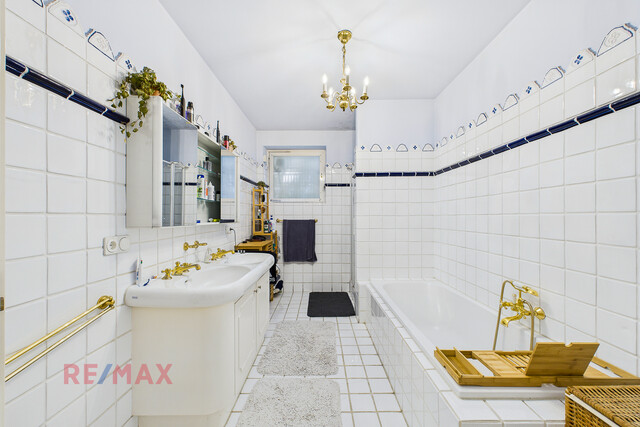 Große Villa thronend über Feldkirch mit Baulandreserve