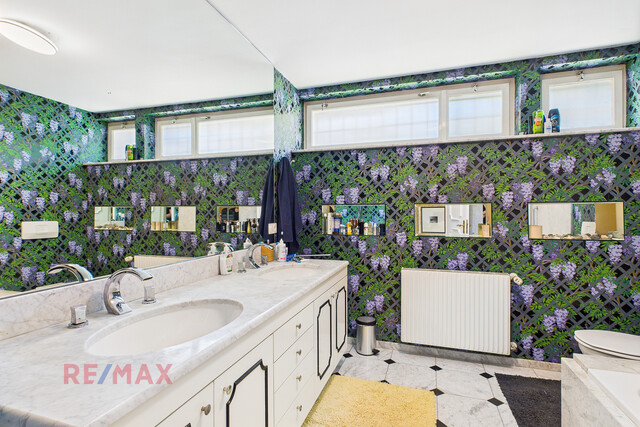 Große Villa thronend über Feldkirch mit Baulandreserve