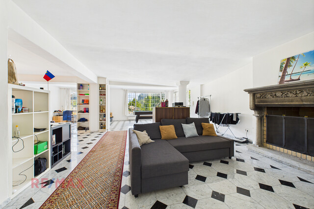 Große Villa thronend über Feldkirch mit Baulandreserve