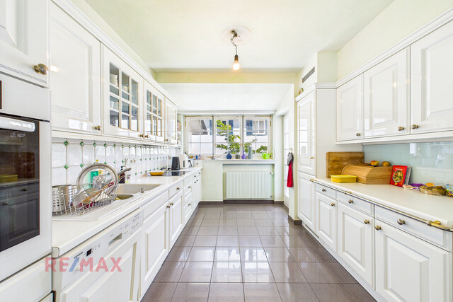 Große Villa thronend über Feldkirch mit Baulandreserve