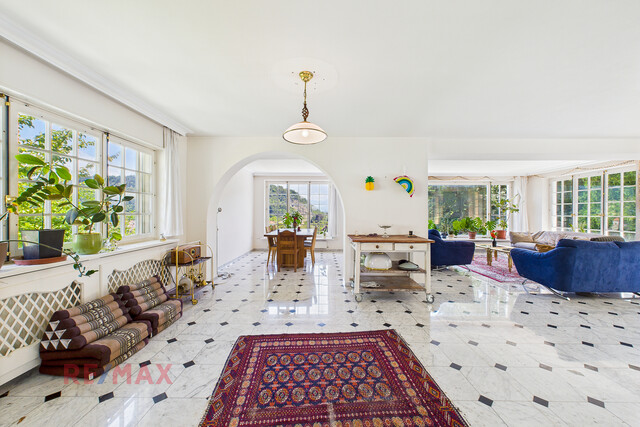 Große Villa thronend über Feldkirch mit Baulandreserve