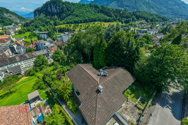 Große Villa thronend über Feldkirch mit Baulandreserve