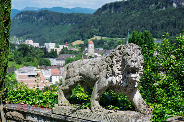 Große Villa thronend über Feldkirch mit Baulandreserve