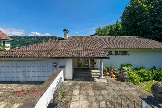 Große Villa thronend über Feldkirch mit Baulandreserve