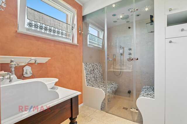 Nobles Anwesen mit großem Schwimmteich