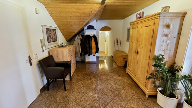 Große  helle 4 Zimmer Dachgeschosswohnung mit Aussicht, 2  Balkonen, Carport und viel Stauraum 