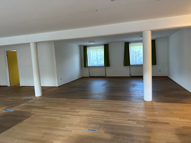 Große Geschäftsräumlichkeit in gepflegtem Zustand 