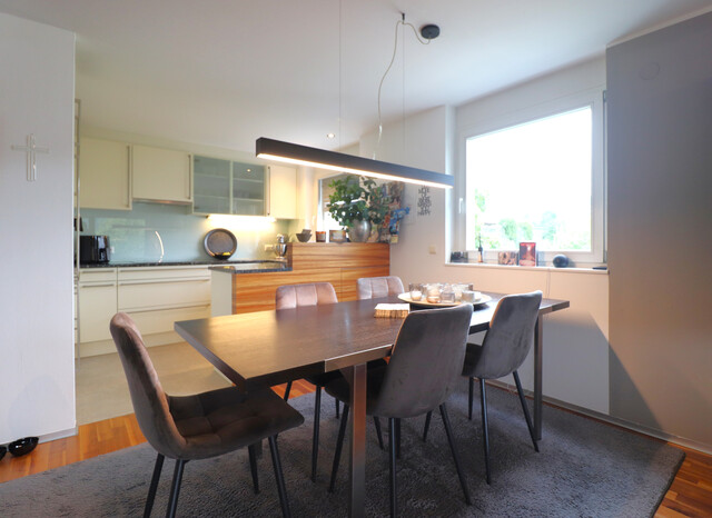 Feldkirch-Altenstadt: äußerst gepflegte Wohnung mit geräumiger Terrasse und 2 Tiefgaragen-Plätzen