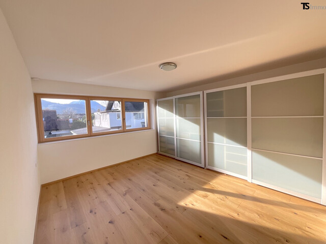 Rankweil: Wohnen mit Weitblick: Stilvolle 4,5-Zimmer-Maisonette mit XXL-Terrasse, Pergola & Zukunftsoption Büro/Praxis, 1 Garage, 1 Carport-Stellplatz