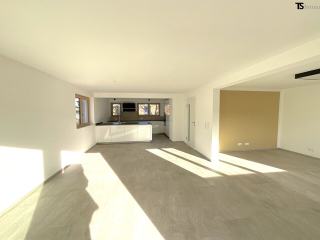 Rankweil: Wohnen mit Weitblick: Stilvolle 4,5-Zimmer-Maisonette mit XXL-Terrasse, Pergola & Zukunftsoption Büro/Praxis, 1 Garage, 1 Carport-Stellplatz