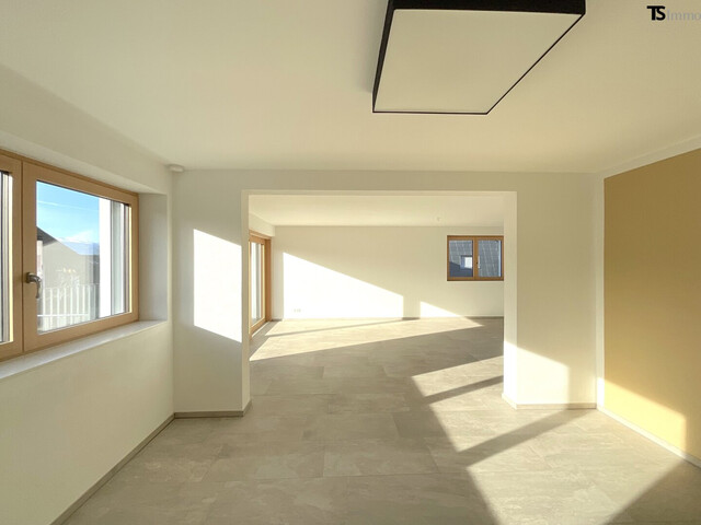 Rankweil: Wohnen mit Weitblick: Stilvolle 4,5-Zimmer-Maisonette mit XXL-Terrasse, Pergola & Zukunftsoption Büro/Praxis, 1 Garage, 1 Carport-Stellplatz