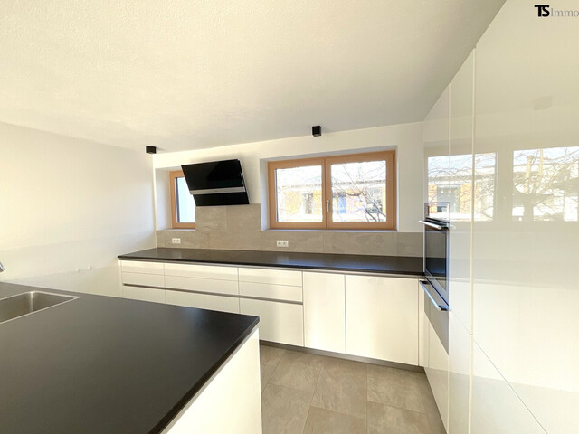 Rankweil: Wohnen mit Weitblick: Stilvolle 4,5-Zimmer-Maisonette mit XXL-Terrasse, Pergola & Zukunftsoption Büro/Praxis, 1 Garage, 1 Carport-Stellplatz