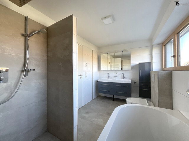 Rankweil: Wohnen mit Weitblick: Stilvolle 4,5-Zimmer-Maisonette mit XXL-Terrasse, Pergola & Zukunftsoption Büro/Praxis, 1 Garage, 1 Carport-Stellplatz