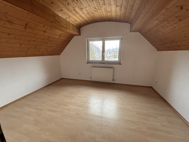Schöne geräumige 3-Zimmer Dachgeschoßwohnung