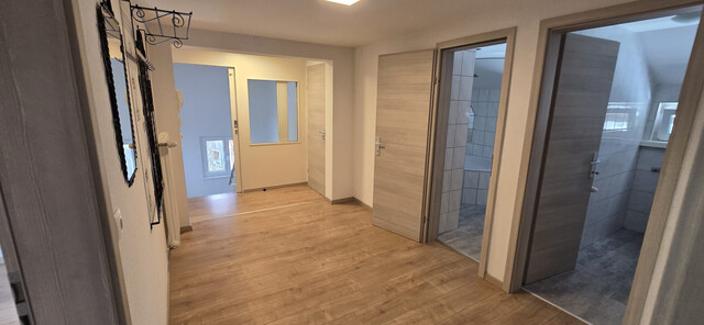 Schöne, helle, 5 Zimmer Wohnung mit 80 m², Balkon, Carport und Abstellraum.