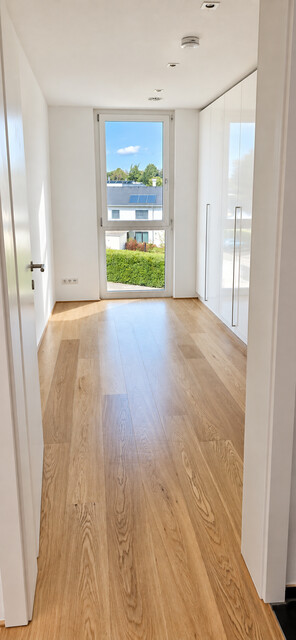 Provisionsfreie helle Dachgeschosswohnung mit Garage und Terrasse in Seenähe