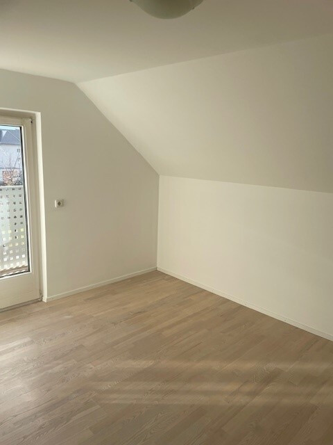 Dachgeschosswohnung mit 8 m² Balkon, 15 m² Abstellraum & 20 m² Keller - Top Ausstattung!