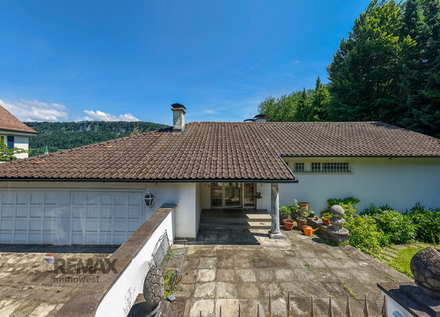 Große Villa thronend über Feldkirch mit Baulandreserve