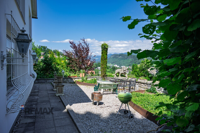 Große Villa thronend über Feldkirch mit Baulandreserve
