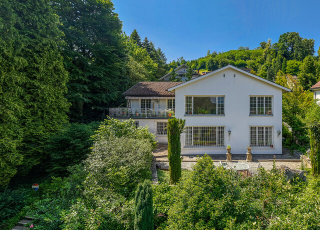 Große Villa thronend über Feldkirch mit Baulandreserve