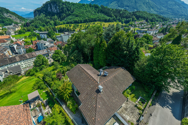 Große Villa thronend über Feldkirch mit Baulandreserve
