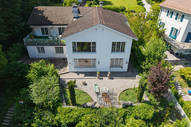 Große Villa thronend über Feldkirch mit Baulandreserve