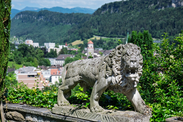 Große Villa thronend über Feldkirch mit Baulandreserve