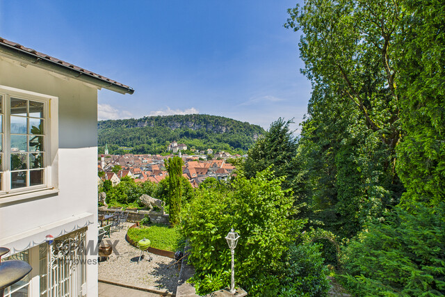Große Villa thronend über Feldkirch mit Baulandreserve
