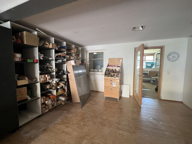 GERÄUMIGE PRODUKTIONS- UND LAGERHALLE FÜR IHR UNTERNEHMEN