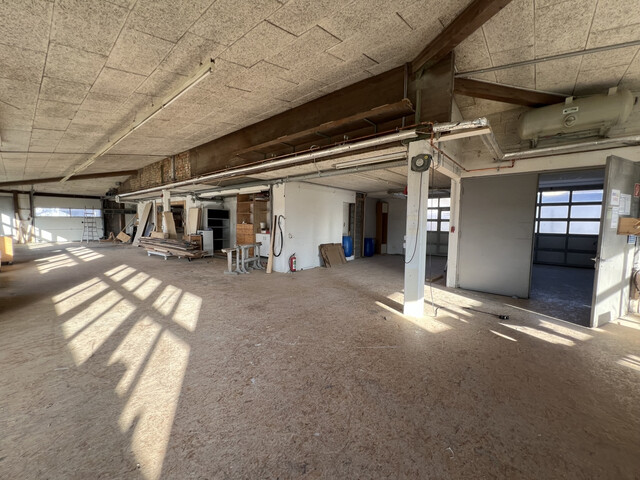 GERÄUMIGE PRODUKTIONS- UND LAGERHALLE FÜR IHR UNTERNEHMEN
