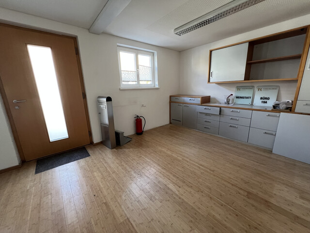 GERÄUMIGE PRODUKTIONS- UND LAGERHALLE FÜR IHR UNTERNEHMEN