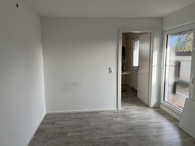 GERÄUMIGE PRODUKTIONS- UND LAGERHALLE FÜR IHR UNTERNEHMEN