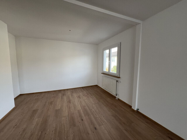 GERÄUMIGE PRODUKTIONS- UND LAGERHALLE FÜR IHR UNTERNEHMEN