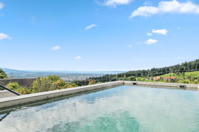 Wohnen mit Weitblick – Eckreihenhaus mit Pool und Bodenseepanorama
