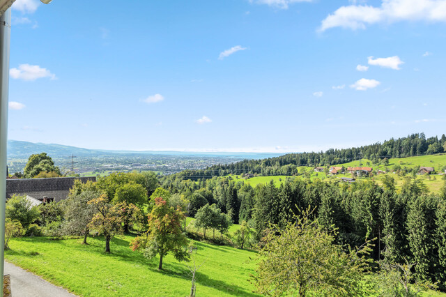 Wohnen mit Weitblick – Eckreihenhaus mit Pool und Bodenseepanorama