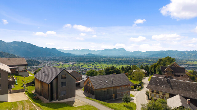 Wohnen mit Weitblick – Eckreihenhaus mit Pool und Bodenseepanorama