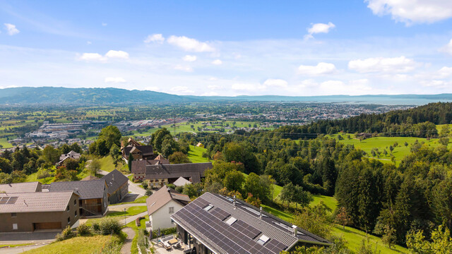Wohnen mit Weitblick – Eckreihenhaus mit Pool und Bodenseepanorama