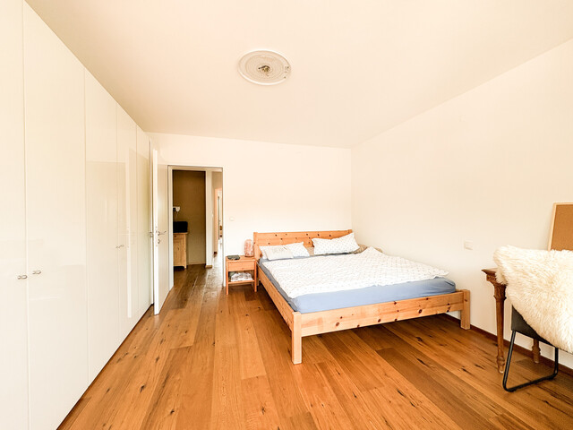 Renovierte 3,5-Zimmer-Wohnung mit zwei Balkonen und Garage