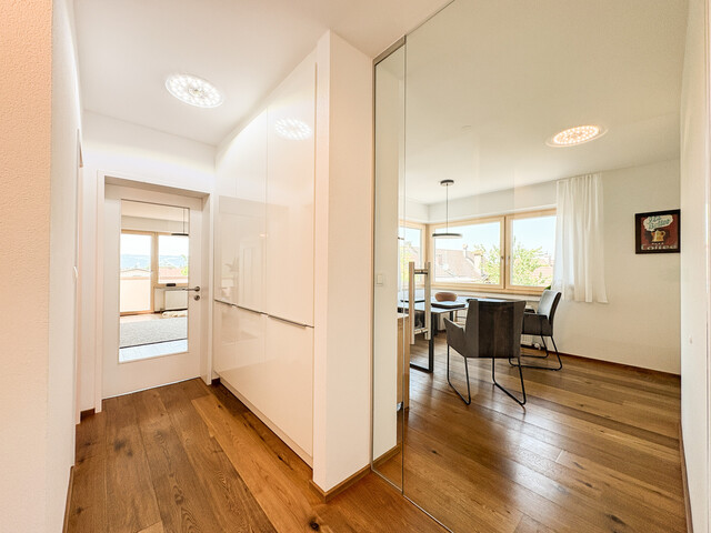 Renovierte 3,5-Zimmer-Wohnung mit zwei Balkonen und Garage