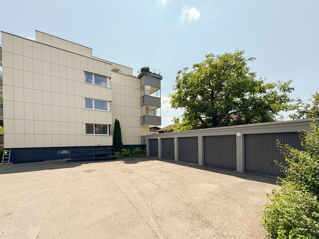 Renovierte 3,5-Zimmer-Wohnung mit zwei Balkonen und Garage