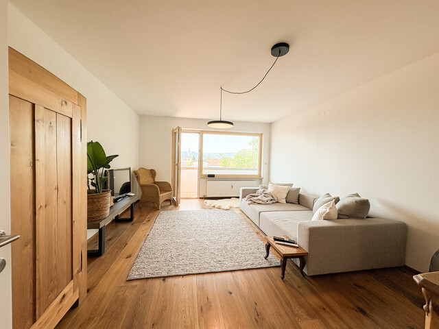 Renovierte 3,5-Zimmer-Wohnung mit zwei Balkonen und Garage