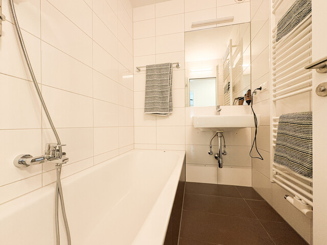 Renovierte 3,5-Zimmer-Wohnung mit zwei Balkonen und Garage